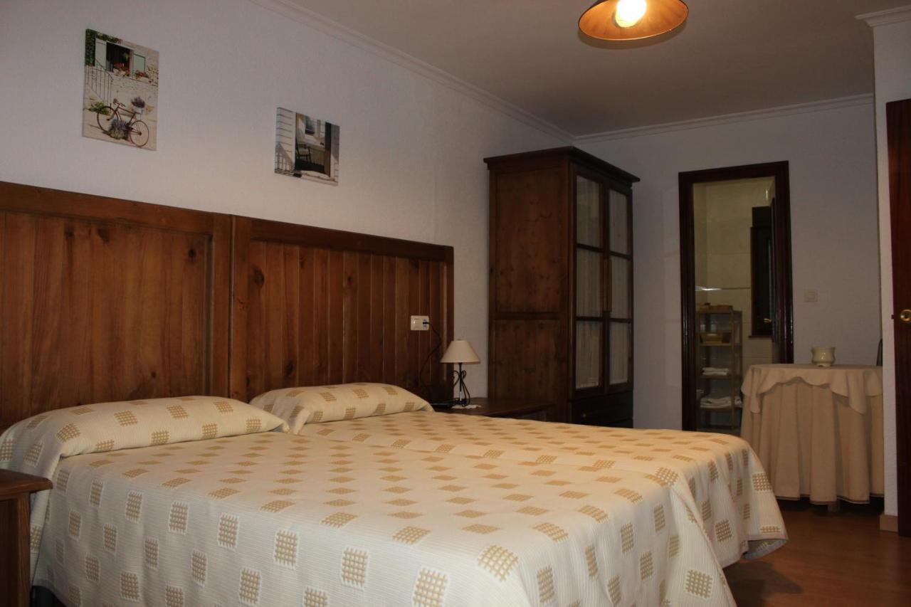 Отель Hostal Monte Rio Трескарес Экстерьер фото